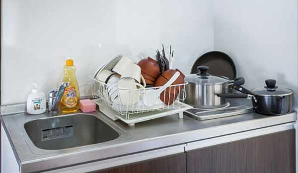 【デラックス4ｔｈルーム】キッチン　食器は下部に収納されています