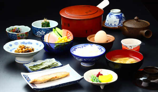 焼き魚や温泉卵など、朝の体に優しい和朝食をご用意しております