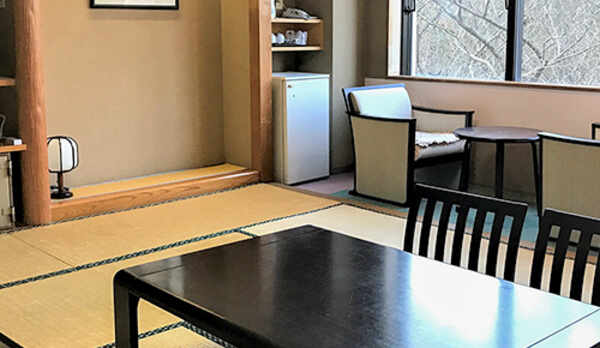 *【林側・和室10畳一例／冬】木立を望む、和室１０畳（洗浄機能付トイレ）の客室