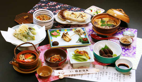 ■夕食全体＿きのこフルコース。愛別ならではのお料理にご賞味ください。