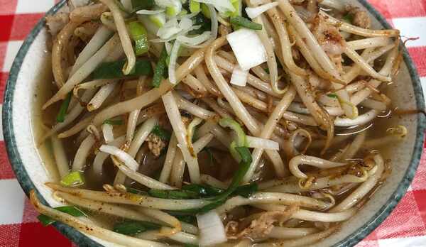 施設となりの「屋嘉そば」レストラン