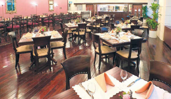 １階レストラン「アヴァンセ」