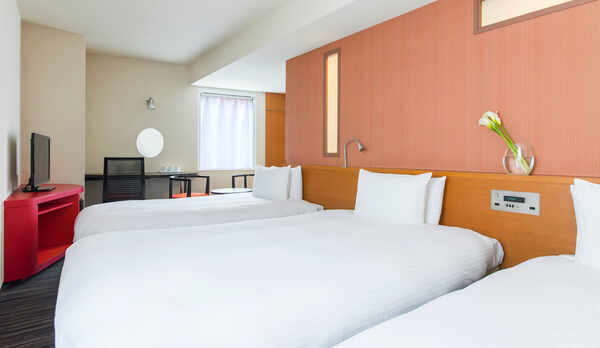 客室【トリプル】２４平米　ベッド幅１２２ｃｍ &times; ２台 ＋ １１０ｃｍ  &times; １台　多機能シャワーブ