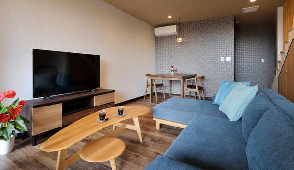 リビングでは大きめソファーで寛ぎの休日を。