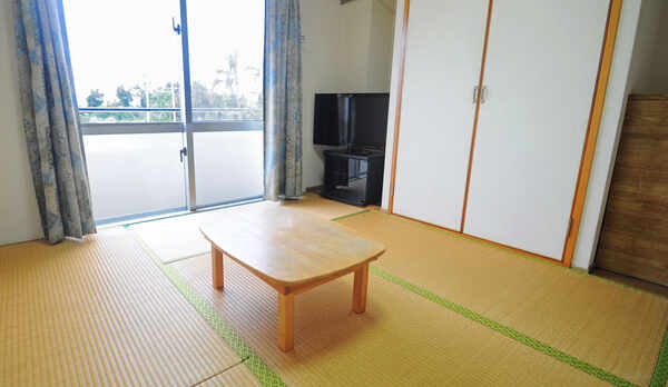 和室【６〜８畳／ベランダ付】3名様までご利用できます。
