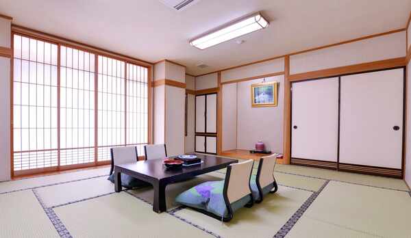 *デラックス和室15畳（客室一例）/山の彩りを愉しみながら、ちょっぴり贅沢な休日をお過ごし下さい。