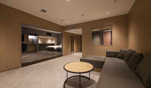 【デラックス】６８㎡以上の広々とした客室でございます。 