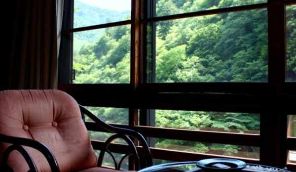 昔の湯治宿の趣きを残した造り。ゆったりとお過ごしくださいませ