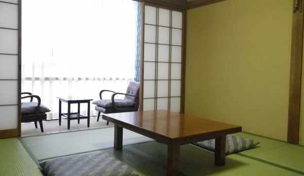 *お部屋（一例）畳のお部屋で足を伸ばしてお寛ぎください。