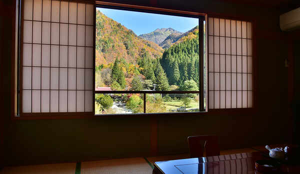 部屋から眺める焼岳