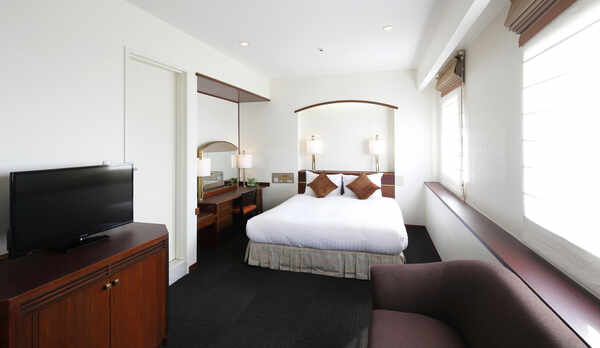 デラックスダブルルーム（館内に1室のみ、最上階、海側、33㎡）ご予約はお電話にて承ります。