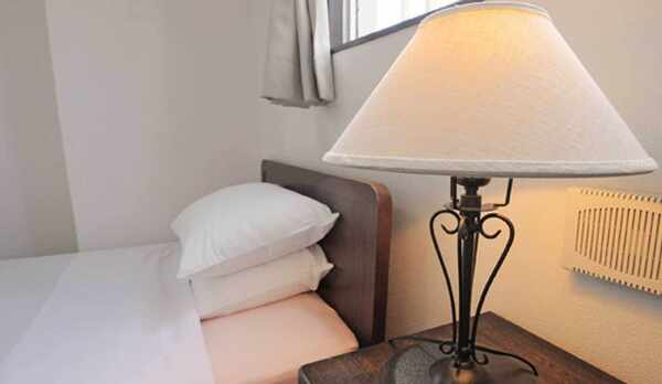 【洋室】優しい光のスタンドライトを設置しています