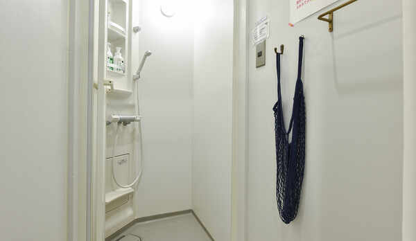 *【シャワールーム】いつでも清潔な空間。シャンプーやボディソープもご用意しています。