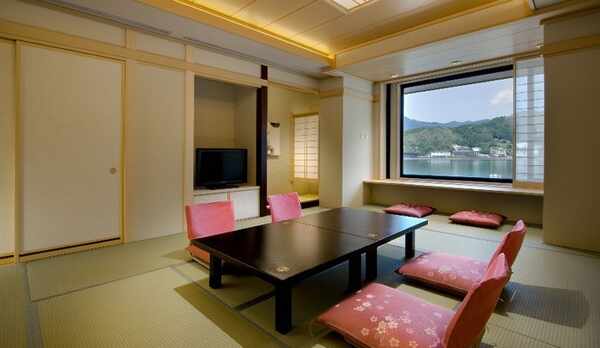 客室本間　【たまゆら】河口湖を望む展望風呂付客室１２畳＋６畳