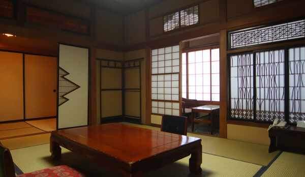 ★竹の間　昔ながらの客室でのんびりお過ごしください。