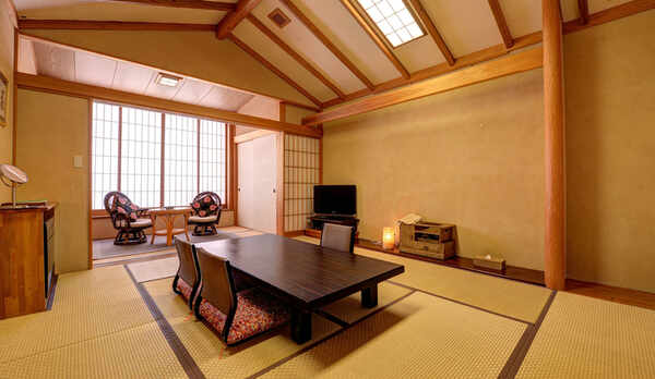 *【新館：スタンダード】10畳＋4畳の2間です。畳の上でのんびりとお寛ぎください