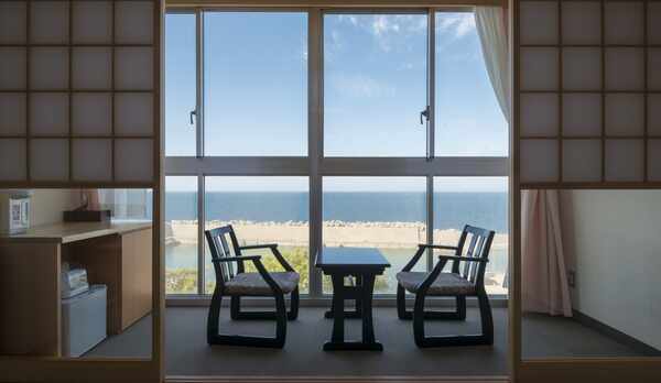 潮騒に耳を傾けながらゆったりとおくつろぎください