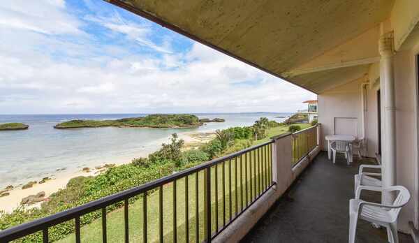 *［風景］ファミリールームからの眺め。波の音を聴きながらお部屋でくつろぐ島時間♪