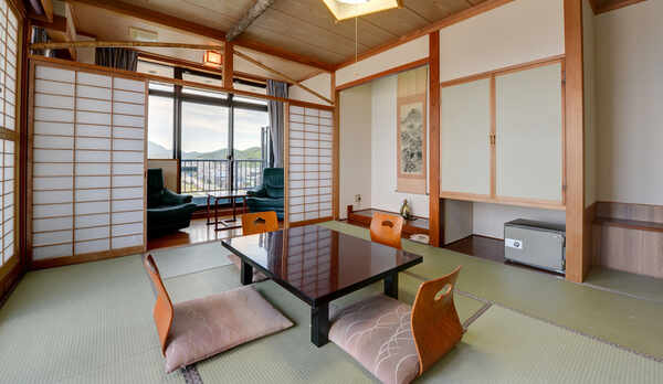 *【客室（新館和室10-16畳）】窓からは弥彦山と寺泊港を望むことができます。