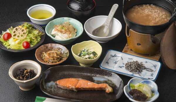 *【茶粥朝食】素朴な味が人気！卓上で炊く奈良名物の茶粥です。