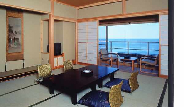 『夕凪・渚』の間/『夕凪』は角部屋で、眺望自慢のの間でゆっくと・・・。12．5帖＋6帖和室