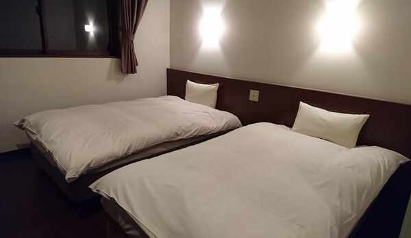 【本館客室】清潔感あるビジネスタイプのお部屋（洋室ツイン）