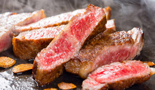 2022年春の料理フェア/サーロインステーキ ※調味牛脂を注入した加工肉です。