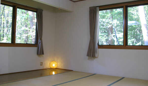 和室・窓から見える景色が絵画のようです。