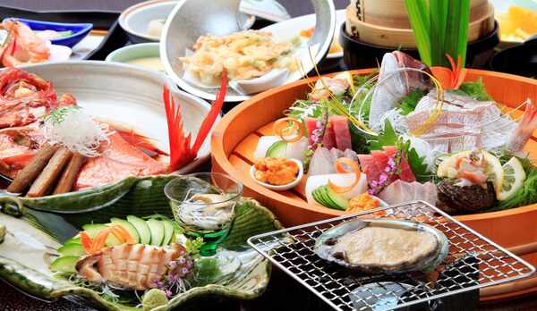 金目鯛の姿煮付、桜海老のかき揚げ、鯛の姿造りが付いて、あわび又はステーキが選べる【最上級献立】