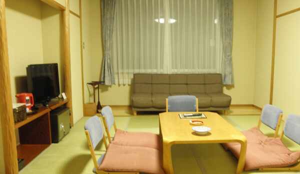 *【客室一例】畳のお部屋でのんびりお寛ぎ下さい。