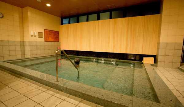 当館から徒歩2分　近隣施設「温泉らく」