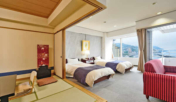 【和洋室 44平米】高層階のお部屋からは目の前に広がる相模湾や熱海の街並みが一望頂けます。