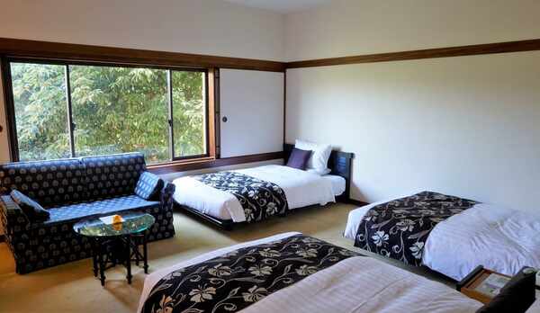 3名様利用可能なトリプルルーム。セミダブルサイズの正ベッドを3台配置