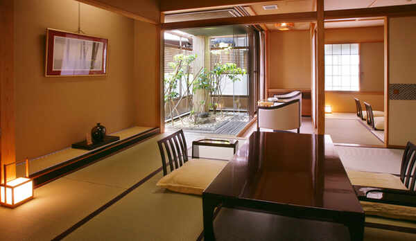 【四季亭】お部屋からの眺望が望めない分、坪庭を配したシンプルな和室。カジュアルな滞在にお薦めです。