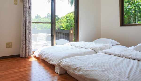 ・ベッドルームです。隣には日当たりのよいウッドデッキがあります