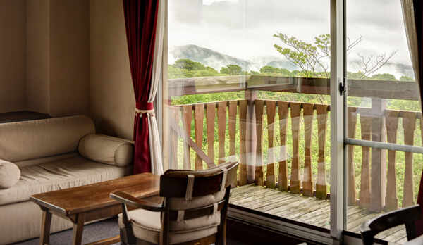 *【客室一例】窓越しに鳥海山や日本海を望む贅沢なひととき