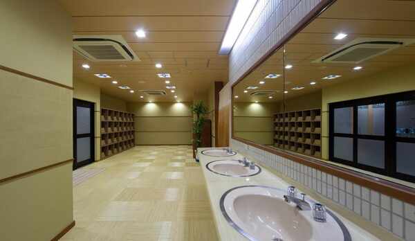 ゆったりとした脱衣所にはご自由にご利用いただけるタオルをご用意