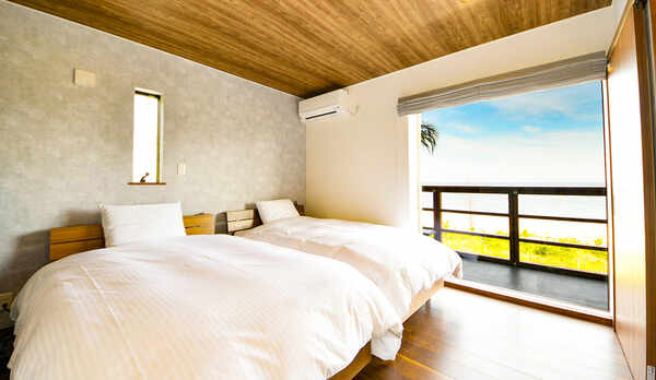 ・メインベッドルームの大きな窓からも海を眺めることができます