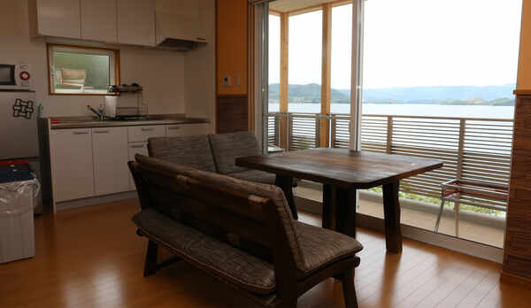 コテージ：オリオン1階。テラスでバーベキューを楽しめます。