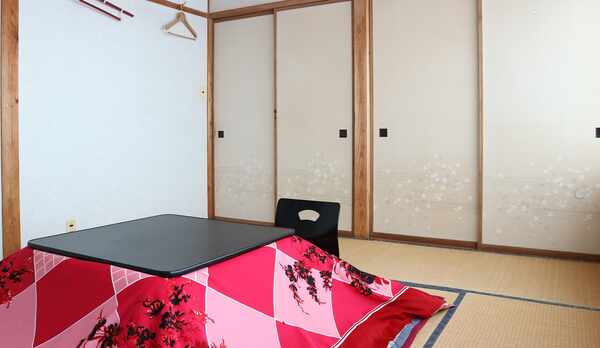 *和室8畳／冬はこたつでおくつろぎいただけます。