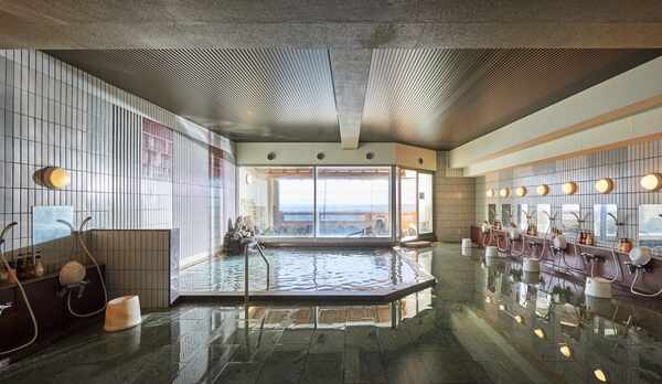 【大浴場】深夜早朝もご利用いただけます。（営業時間15：00〜翌朝10：00）※内風呂は沸かし湯です