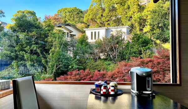 洋室窓景色　紅葉