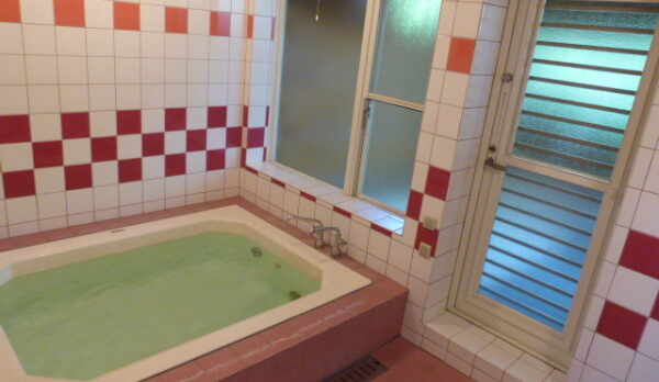 バブロバス。扉を開けると露天風呂です。浴槽の大きさは146&times;115cm。足を延ばして入浴できます♪　