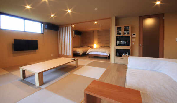 【花菖蒲内観】和のナチュラルな雰囲気に包まれた客室は、まるで&ldquo;もう一つの我が家&rdquo;のように落ち着く