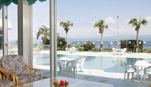 ロビーから錦江湾を目の前に臨む