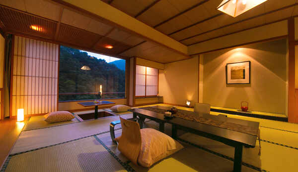 【宵待亭】絶好の川沿いのロケーションの中、ホッと心落ち着くひとときをお楽しみ下さいませ