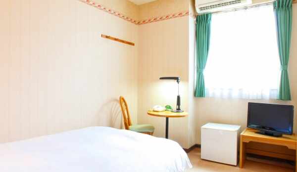 シングルルームです。（液晶TV／無料WiFi＆有線LAN完備／ユニットバス／冷蔵庫）