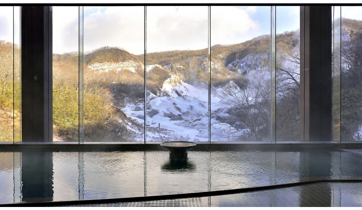 冬の装いの地獄谷。湯につかりながら見る雪景色は格別です。【男性浴場/食塩泉】