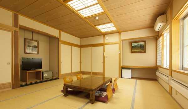 *【客室/本館15畳】手足を伸ばしてのんびりとお過ごし下さい。