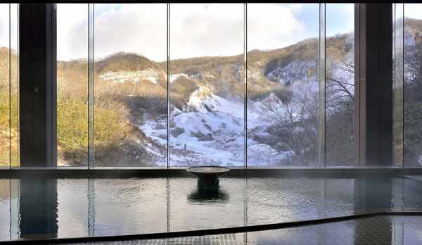 冬の装いの地獄谷。湯につかりながら見る雪景色は格別です。【男性浴場/食塩泉】